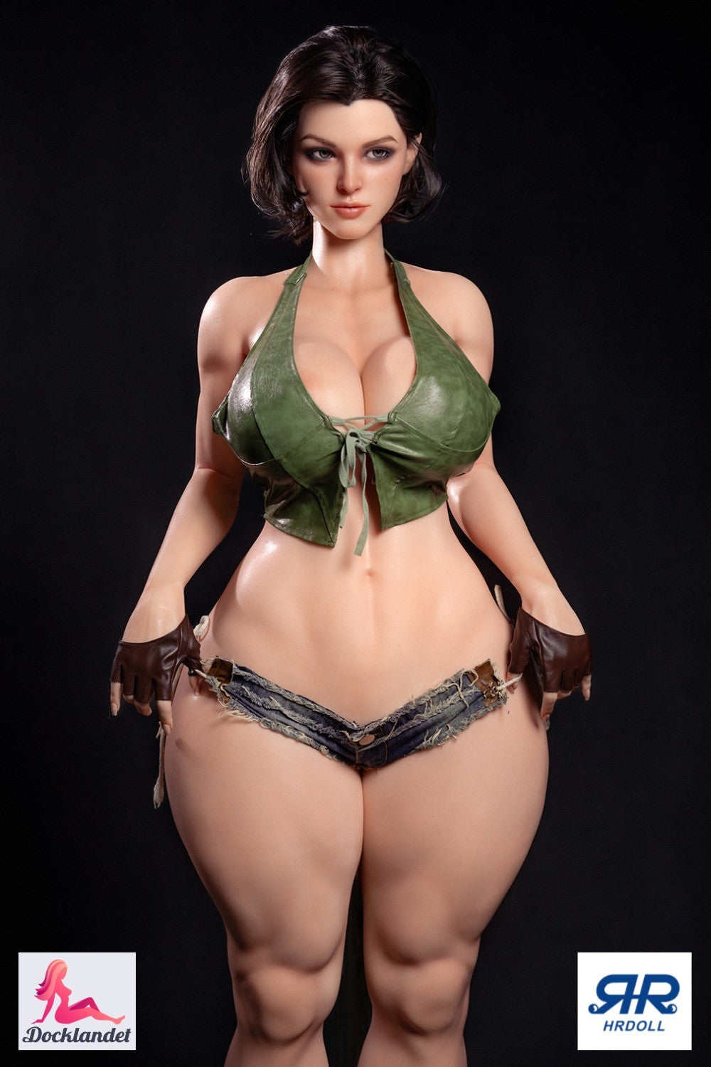 Laura est une bbw exclusivepoupée sexuelle de la marque HRDoll. Une poupée en silicone de 165 cm de haut avec des courbes prononcées, une forte poitrine (bonnet K) et des fesses énormes. Laura de HRDoll est dans sa version standard équipée d'un skin extra détaillé (RST = texture réelle de la peau) et également mâchoire mobile avec une vraie bouche (ROS).