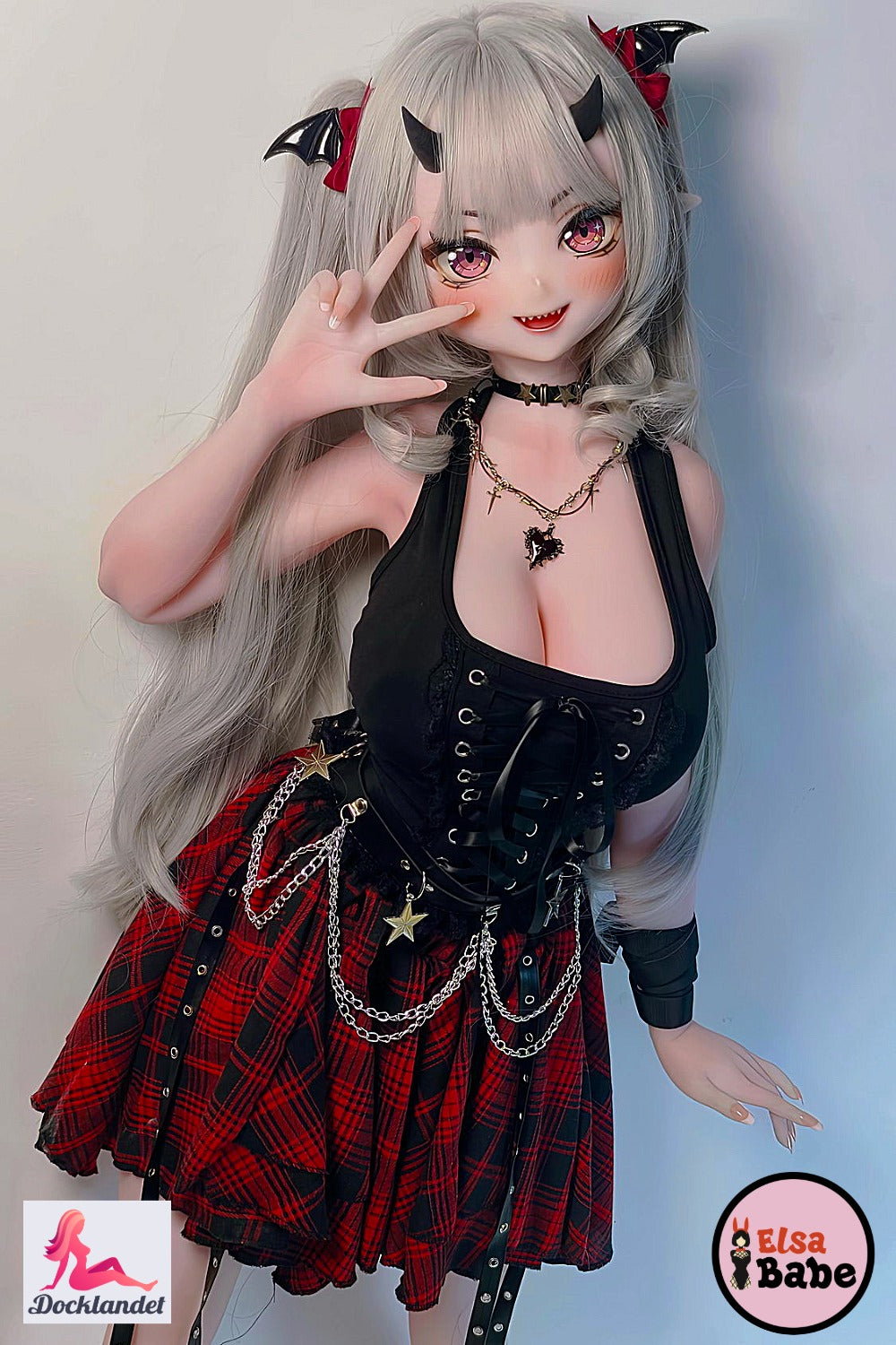 Tachibana Mano 148 cm Elsa Babe bambola anime in silicone con capelli chiari, occhi rosa, corna e vestito fantasy nero.